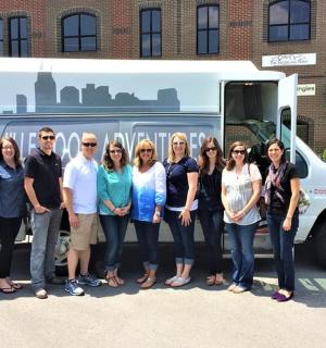 skupina lidí stojících před autobusem