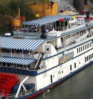 velká loď s lidmi na vodě