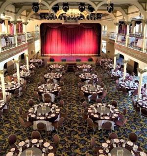 带有红色窗帘的宴会厅的俯视图