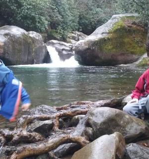 dva mladí chlapci si hrají ve vodě poblíž řeky