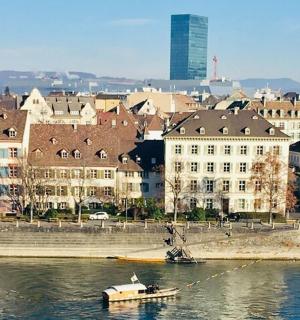 城市前水中的一艘船