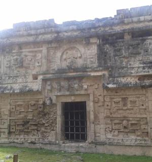 一栋古老的石头建筑,窗户朝向田野