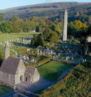 一座古老教堂和一座墓地的鸟瞰图