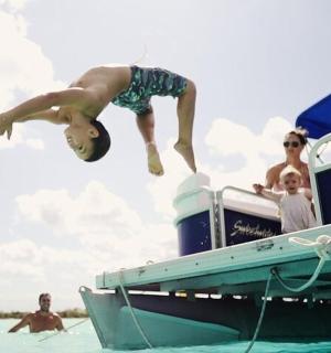 一名男子从船上跳入水中