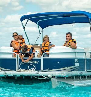 一群人在水中的船上