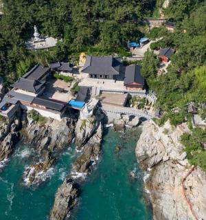 悬崖上房屋的鸟瞰图