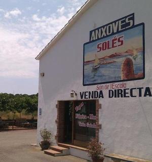 bílá budova s cedulí na boku