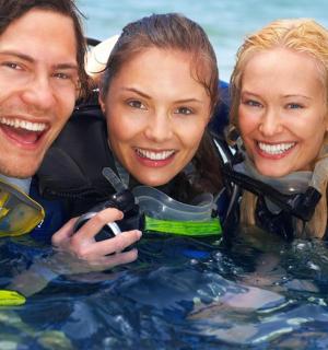 一群三人在水中