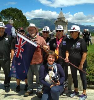 一群人与国旗合影