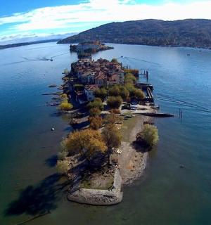 eine Insel inmitten eines großen Gewässers