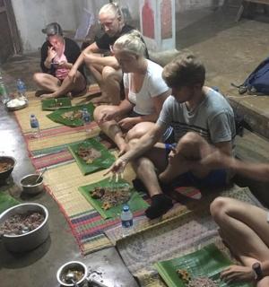 skupina lidí sedících na podlaze a hrajících hru