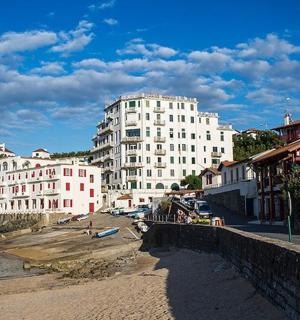 un grup d'edificis en una platja al costat d'un riu