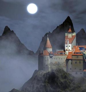 un castel pe un munte cu luna pe cer