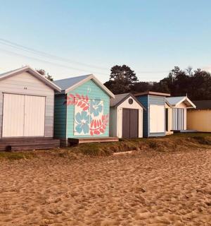 řada plážových domů na písečné pláži