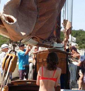 skupina lidí na lodi ve vodě