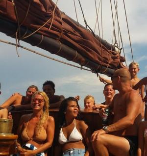 skupina lidí sedících na lodi