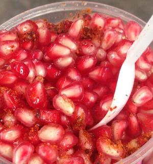 一个人拿着勺子端着一碗石榴