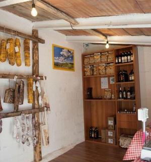 墙上挂着鞋子的房间