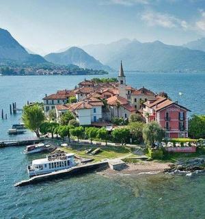 malý ostrov uprostřed velké vodní plochy