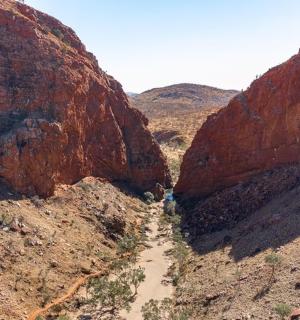 kaňon s prašnou cestou uprostřed