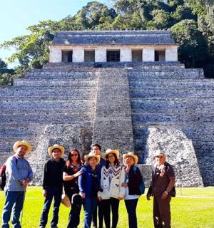 sekumpulan orang berdiri di hadapan piramid