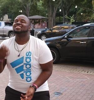 muž stojící na kraji ulice