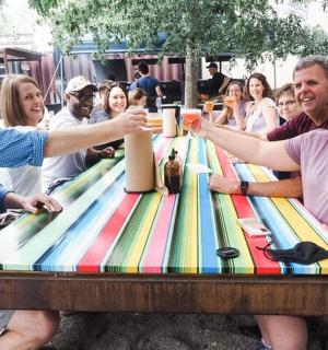 一群人围坐在野餐桌旁