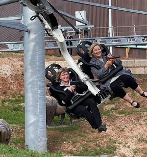 tři lidé v motýlích kostýmech na horské dráze