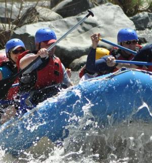 grupp inimesi jõel parvel