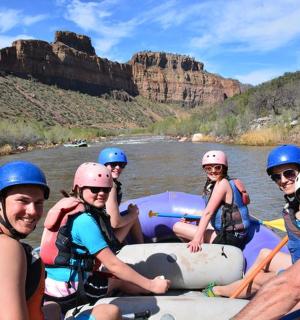 skupina ljudi na splavu v reki