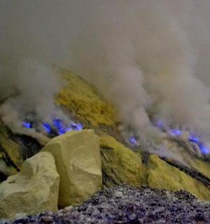 山体喷发，烟雾缭绕