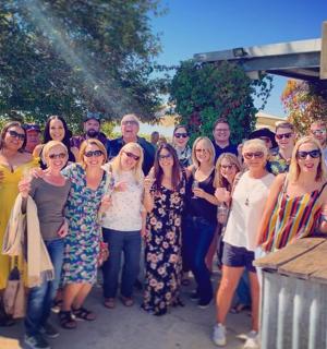 skupina lidí pózujících pro fotografii