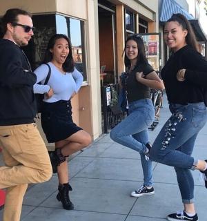 一群人站在商店前