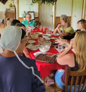一群人围坐在桌旁吃饭