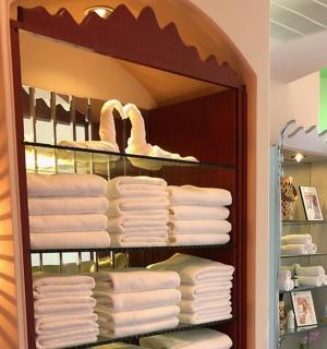 壁橱里架子上放着白色毛巾