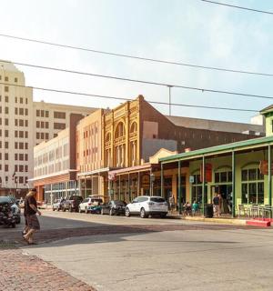 一条城市街道,人们在街上行走