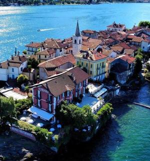 malé město na ostrově uprostřed vody