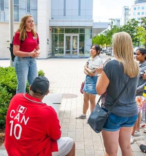 一群人站在一栋建筑物前