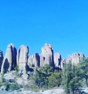 eine Gruppe von Felsen auf einem Berggipfel