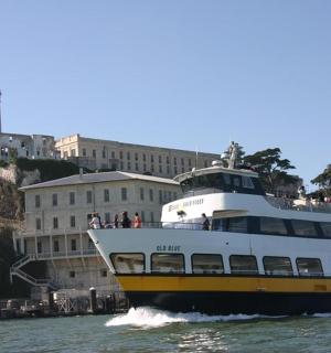 o barcă mare în apă lângă o clădire