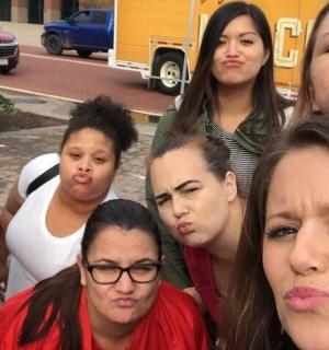 一群人摆姿势拍照