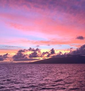 夕阳西下，水面上停着一艘船