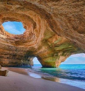 海滩上与海洋相连的一块巨大岩层