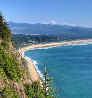 pohled na pláž s oceánem a horami