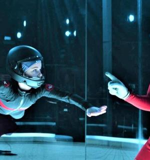 muž a žena s helmami na hlavách