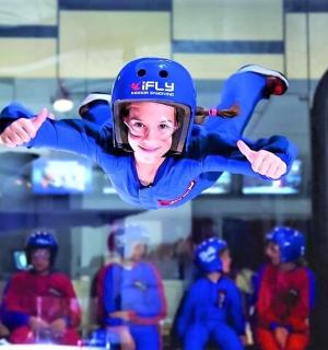 一个年轻女孩正在空中表演一个特技