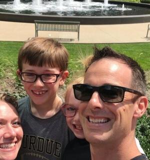 一名男子和两个孩子在喷泉前合影