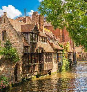 运河旁建筑物前的河流