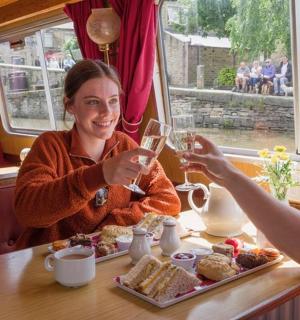 eine Frau sitzt mit einem Glas Wein an einem Tisch