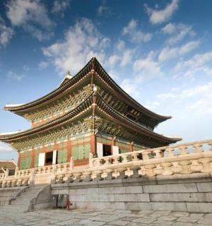 velká budova s věží na vrcholu